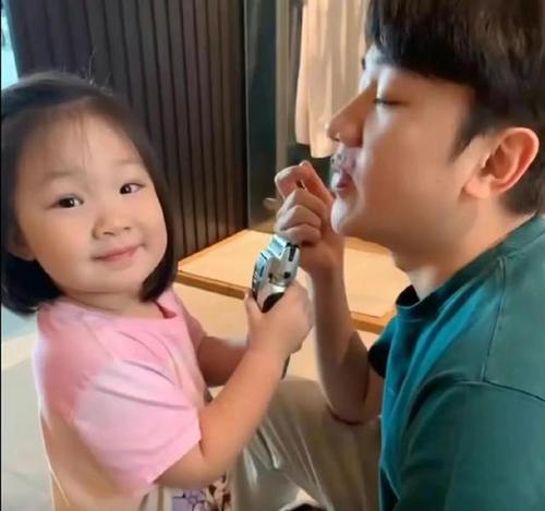 吃瓜爆料男孩,网络红人的崛起与争议