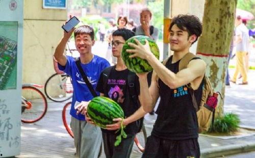 爆料大学吃瓜,大学吃瓜事件大揭秘